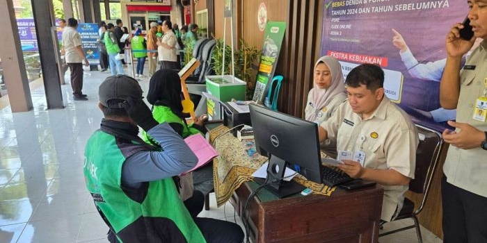 ratusan-driver-ojol-mulai-manfaatkan-program-pemutihan-pajak-kendaraan-jatim-2025