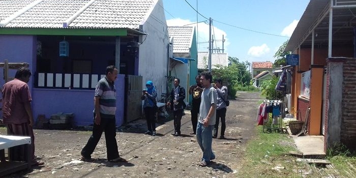 Sejumlah warga Perumahan Bulu Safir saat melakukan aksi protes.