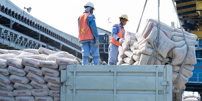 Petugas saat menaikkan semen ke truk untuk pendistribusian. Foto: Ist