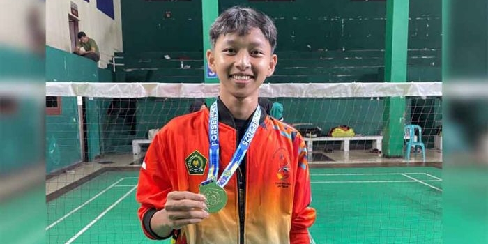 muhammad-arsul-majid-peraih-juara-1-tunggal-putra-cabor-bulutangkis-porseni-jawa-timur-2025