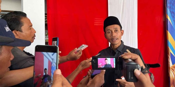 Jakfar Shodiq saat menyampaikan penolakan pergantian Pj Kepala Desa kepada wartawan. Foto: Ist