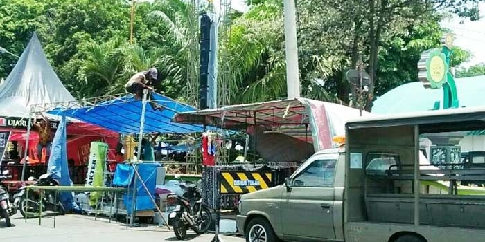 Pedagang sudah menggelar lapak untuk meramaikan haul Sunan Bonang. foto: GUNAWAN/ BANGSAONLINE
