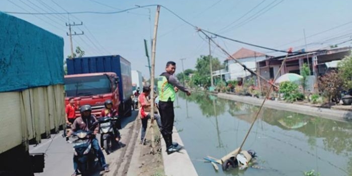 Sepeda motor baru yang masih berada di sungai.