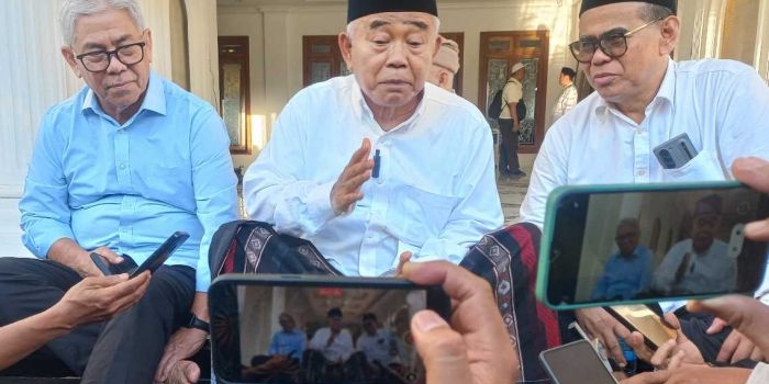 Prof. Dr. KH Asep Saifuddin Chalim saat memberikan keterangan kepada awak media