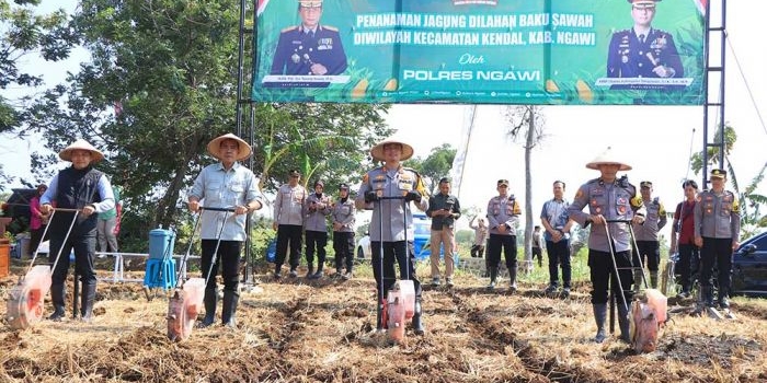 dukung-ketahanan-pangan-polres-ngawi-tanam-jagung-di-lahan-baku-sawah