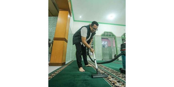 Pj Wali Kota Mojokerto, Moh. Ali Kuncoro, saat membersihkan masjid.