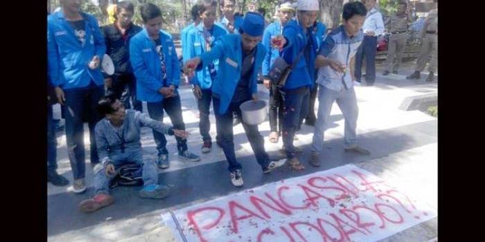 TABUR BUNGA: Mahasiswa PMII Sidoarjo tabur bunga kala demo peringatan kelahiran Pancasila, di depan Kantor DPRD Sidoarjo, Rabu (1/6). foto: MUSTA