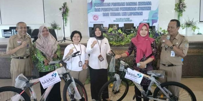 Perwakilan BKKBN Jawa Tengah dan narasumber lainnya foto bersama dengan penerima doorprize.