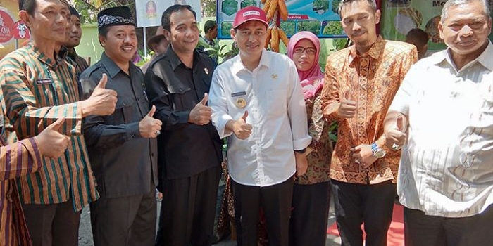 Bupati Nganjuk dan para pimpinan DPRD serta Kadisperta Nganjuk di sela tinjau stand pameran tanaman organik. foto: BAMBANG/ BANGSAONLINE