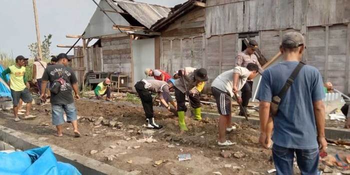 Anggota TNI dan Polri gotong royong membangun rumah milik salah satu warga yang terdampak bencana.