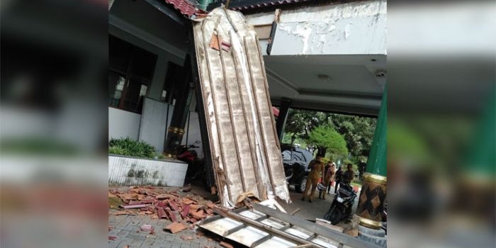 Kondisi atap Pendopo Pemkab Jember yang ambruk.