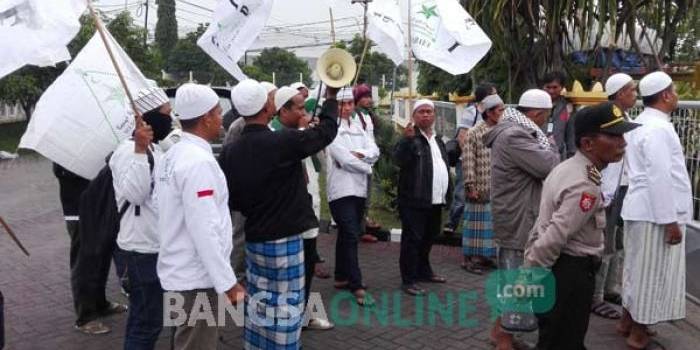 PROTES: Massa FPI ketika menggeruduk kantor Kejaksaan Gresik. foto: syuhud/ BANGSAONLINE