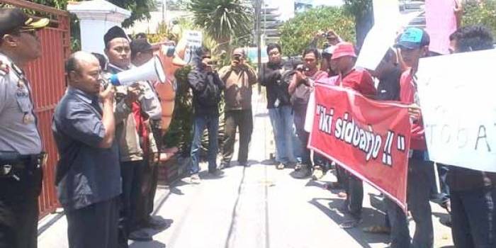 TEMUI PENDEMO: Komisioner KPU M Iskak menyampaikan penjelasan terkait tuntutan massa yang berunjuk rasa di depan KPU Sidoarjo, Selasa (20/10/2015). foto: musta’in/BANGSAONLINE.com