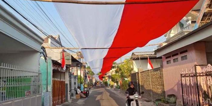 sambut-hut-ke-80-ri-bendera-merah-putih-480-meter-membentang-di-kediri