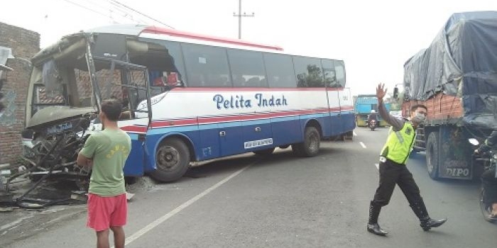 Bus Pelita Indah yang menabrak rumah di Desa Palrejo, Kecamatan Sumobito, Kabupaten Jombang, Jumat (21/7).
Foto : ROMZA/BANGSAONLINE
