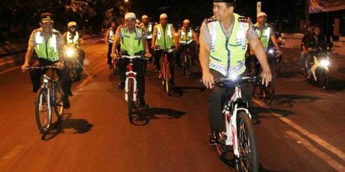 Kapolres Pelabuhan Tanjung Perak AKBP Arnapi bersama jajaran melaksanakan patroli keliling. Foto: rusmiyanto/BANGSAONLINE