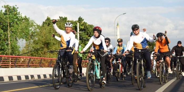 peringati-hari-bhayangkara-ke-79-wali-kota-kediri-gowes-bareng-forkopimda