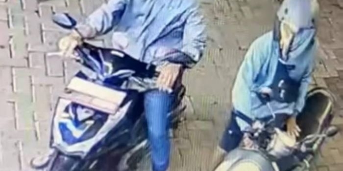 Tangkapan layar CCTV pencurian motor di minimarket Jl. Sedati Gede