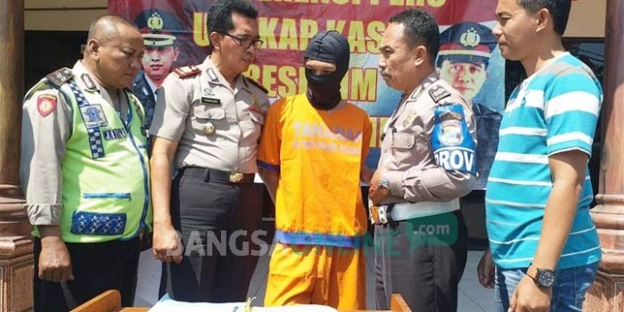Kapolsek Prambon AKP Sumarsono menginterogasi tersangka dalam rilis pers di Mapolsek setempat, Rabu (31/7).