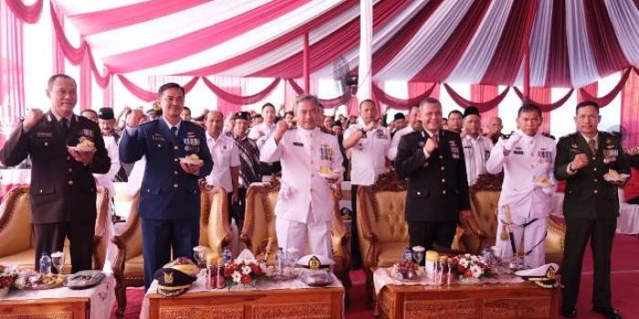 Menonjolkan sinergitas dan kesolidan Polri, TNI, Forkopimda, dan Masyarakat, acara dikemas dalam bentuk tasyakuran, bazar dan pesta rakyat di Lapangan Koramil Jabon.

