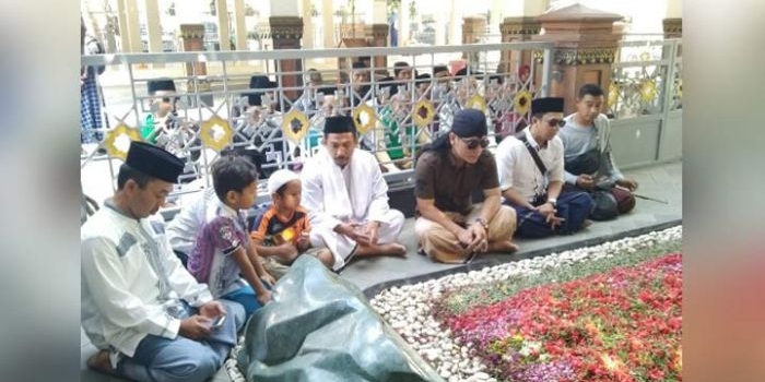 Gus Miftah saat ziarah ke makam Hadratussyaikh KHM Hasyim Asy