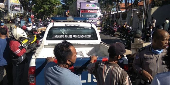 Satlantas Polres Probolinggo Kota saat tiba di lokasi kejadian.