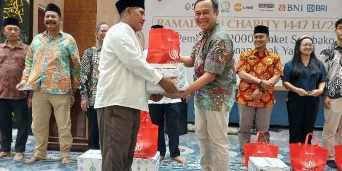 pt-bkms-santuni-anak-yatim-dan-salurkan-2-300-sembako-untuk-warga-kawasan-jiipe