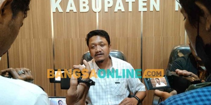 Ketua Bawaslu Ngawi, Yohanes Pradana Vidya Kusdanarko, saat memberi keterangan terkait ASN tak netral kepada awak media. Foto: ZAINAL ABIDIN/BANGSAONLINE