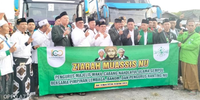 Wabup Pasuruan Mujib Imron saat memberangkatkan pengurus MWC NU Gempol untuk ziarah ke makam para Pendiri NU.