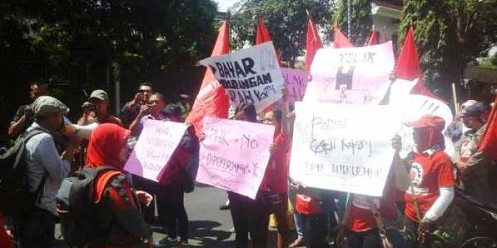 Massa saat mendatangai kantor DPRD Kabupaten Kediri. (dendi martoni/BANGSAONLINE)