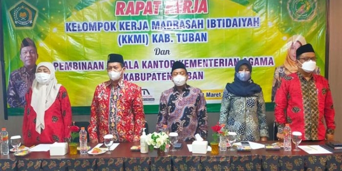 Suasana saat rapat kerja Kelompok Kerja Madrasah Ibtidaiyah Kabupaten Tuban.