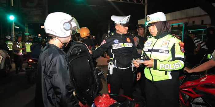 Petugas saat memeriksa surat-surat dan kendaraan salah satu warga dalam patroli harkamtibmas.
