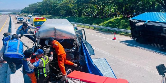 Kondisi kedua kendaraan usai terlibat laka tabrak belakang. Foto: ZAINAL ABIDIN/BO