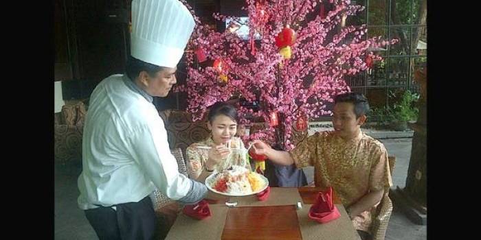 Chef Hotel Singgasana saat menyajikan makanan edisi Imlek. foto: rusmiyanto/ BANGSAONLINE