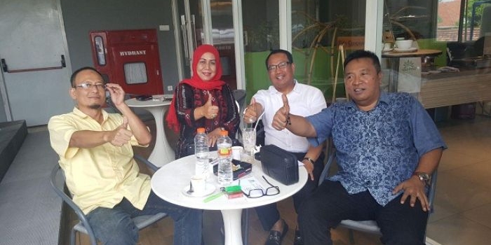 Ketua Golkar Ahmad Nurhamim, Ketua Demokrat Eddy Santoso, Ketua PDI Perjuangan Siti Muafiyah dan Ketua PPP Ahmad Nadir saat  pertemuan.
foto:  syuhud/ bangsaonline

