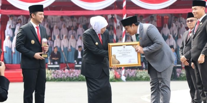 ketua-dprd-gresik-terima-penghargaan-jdih-dari-gubernur-jatim
