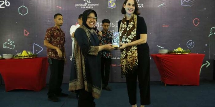 Wali Kota Surabaya Tri Rismaharini dan Head of Community Affairs Asia Pacific Facebook, Beth Ann Lim, saat lauching program PE dan PM.