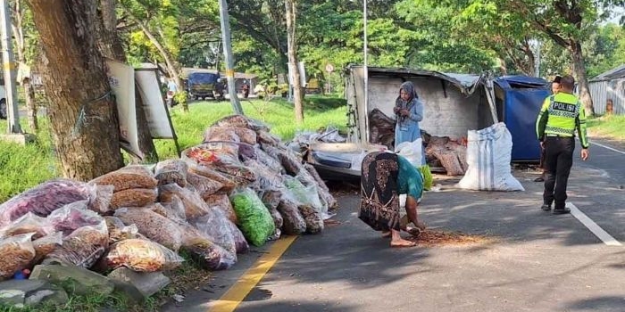 diduga-pecah-ban-pikap-bermuatan-kerupuk-mentah-di-bangkalan-teguling