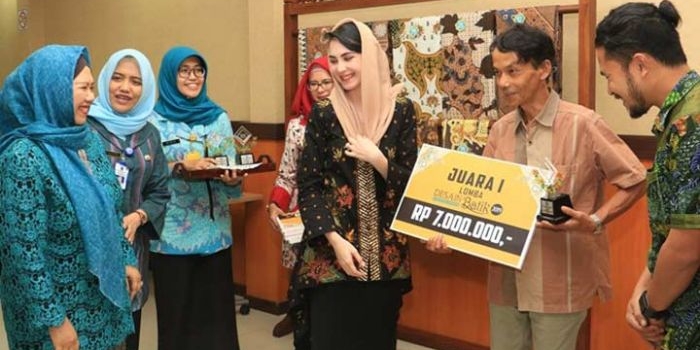 Arumi Bachsin menyerahkan penghargaan kepada Juara I Ali Sodiq (Kabupaten Tulungagung) dengan judul karya buntal. foto: ist