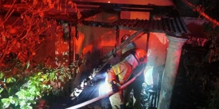 Petugas Damkar Bojonegoro saat berjibaku memadamkan api