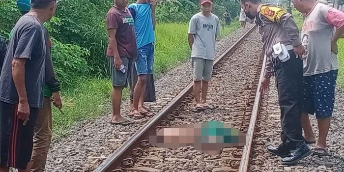 Korban yang diduga depresi di lokasi kejadian dengan kondisi badannya terpotong.