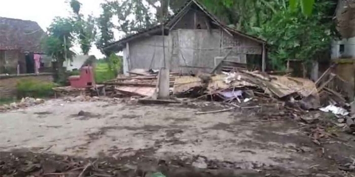 Salah satu rumah di Desa Karang Semanding, Kecamatan Balung, Jember, yang roboh akibat cuaca ekstrem.