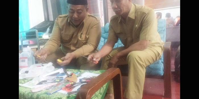 Beberapa barang milik calon haji asal Kabupaten Kediri terpaksa dikembalikan, karena dinilai membahayakan. Foto: ARIF K/BANGSAONLINE