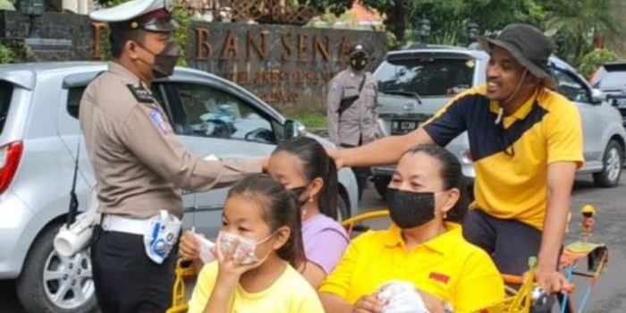 Petugas dari Satlantas Polres Probolinggo Kota saat membagikan masker kepada pengguna jalan.