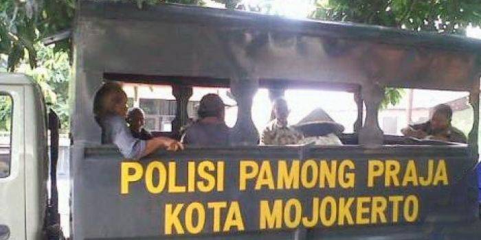 Gepeng yang kena razia diangkut truk Pol PP. foto:yudi eko purnomo/BANGSAONLINE