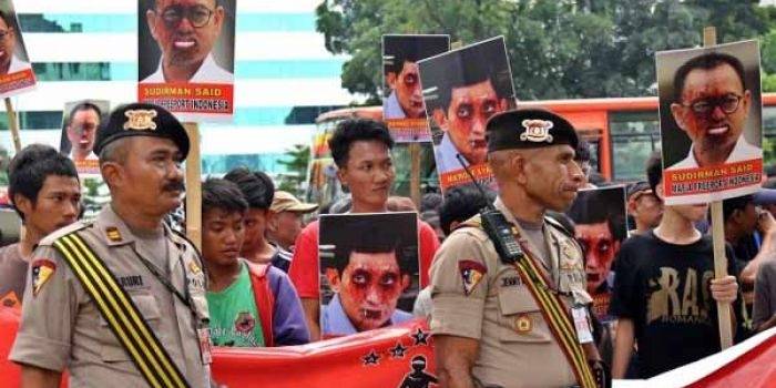 Massa yang tergabung dalam Aliansi Masyarakat dan Pemuda Anti Korupsi (Ampak) berunjuk rasa di depan Mabes Polri, Jakarta (10/12). Mereka mendesak Bareskrim Polri segera menangkap Menteri ESDM Sudirman Said karena dianggap menjadi 