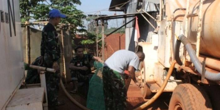 BANTUAN-Prajurit TNI Kontingen Garuda XX-K/Monusco kala mensuplai air kepada Kontingen Bangladesh di Kongo, Selasa (3/6/2014). foto Puspen TNI untuk BangsaOnline