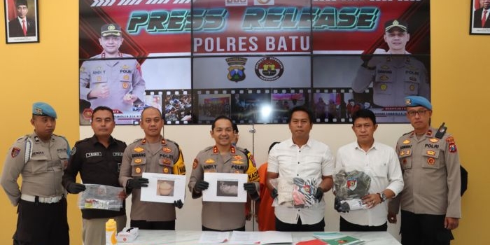 Konferensi pers Polres Batu terkait pengungkapan kasus aborsi yang dilakukan pasangan kekasih yang bekerja di sebuah Hotel di jalan Trunojoyo