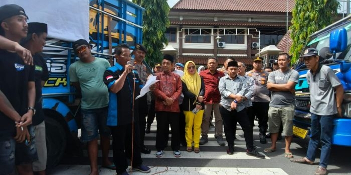 anggota-dprd-trenggalek-dengar-aspirasi-supir-truk-terkait-aturan-odol-dan-pungli