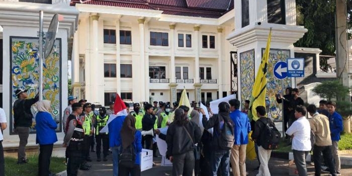 demo-kantor-dprd-dan-pemkab-tuban-mahasiswa-desak-dirikan-rumah-singgah